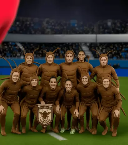 Personas disfrazadas de cucarachas en un equipo de fútbol, representando cómo actúan en grupo y se multiplican rápidamente.